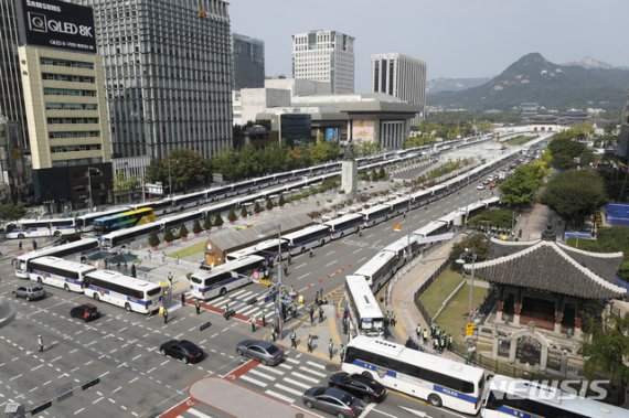 코로나19 전파 우려로 일부 보수단체의 개천절 집회가 전면 금지된 지난 3일 서울 광화문광장 일대가 경찰 봉쇄돼 있다./사진=뉴시스