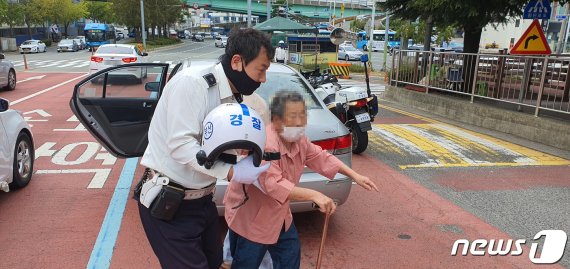 90대 할머니를 구조하고 있는 경찰관.(부산경찰청 제공)© 뉴스1