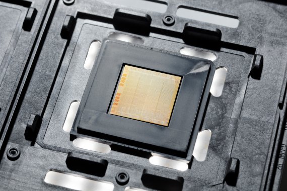 IBM이 최근 공개한 7나노 공정 기반의 차세대 서버용 CPU '파워 10' 제품 IBM 제공