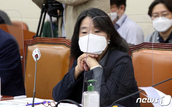 [단독] 윤미향 "사건기록 방대해 첫 재판 미뤄달라"…11월로 연기