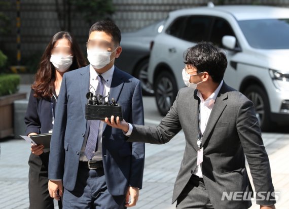 '검언유착 의혹' 사건의 핵심 피의자로 꼽히는 이동재 전 채널A 기자가 지난 7월 17일 구속 전 피의자심문(영장실질심사)을 받기 위해 서울 서초동 서울중앙지방법원으로 출석하고 있다. 뉴시스
