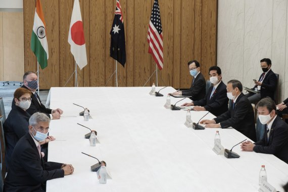 스가 요시히데 일본 총리(테이블 우측, 오른쪽에서 두번째)가 지난 6일 도쿄에서 열린 미국, 일본, 호주, 인도 4개국 외교장관회담에 참석해 있다. AP뉴시스