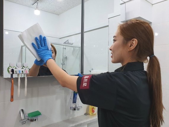 직방이 인수한 욕실 및 주방 청소 전문 서비스인 '호텔리브' 직원이 욕실 찌든 때를 청소하고 있다. 직방 제공