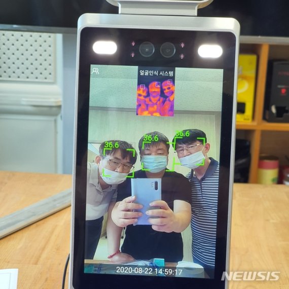[수원=뉴시스] 디지윌(digwill)의 출입통제시스템이 동시에 3명의 얼굴을 인식하고 온도를 측정하는 모습