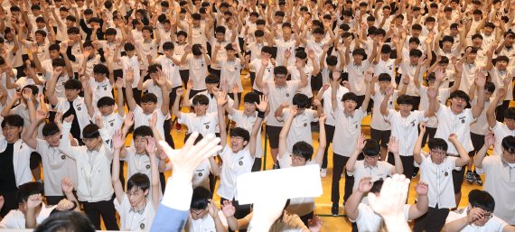 제93주년 6·10 만세운동 기념일인 작년 6월 10일 서울 창덕궁길 중앙고등학교에서 열린 기념식에서 학생들이 만세 삼창을 하고 있다. 뉴시스