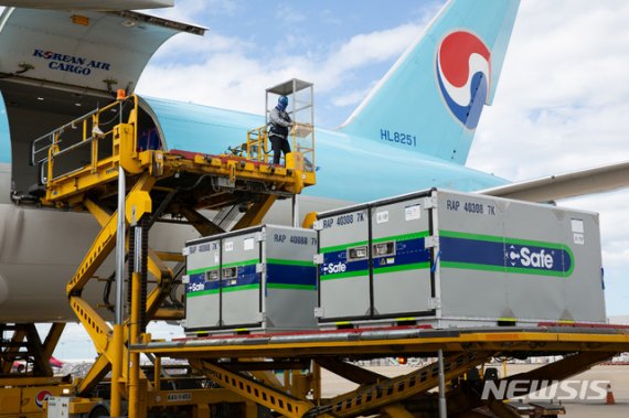 온도조절이 가능한 특수 컨테이너가 대한항공 화물기에 탑재되고 있다. 사진/대한항공 제공