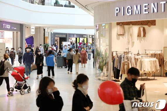 7일 문을 연 경기도 안성시 공도읍 스타필드 안성에서 시민들이 다양한 매장을 둘러보고 있다. 2020.10.7/뉴스1 © News1 조태형 기자