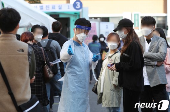 8일 오전 서울 중구 국립중앙의료원에 마련된 선별진료소에서 시민들이 신종 코로나바이러스 감염증(코로나19) 진단 검사를 받기 위해 대기하고 있다. /사진=뉴스1