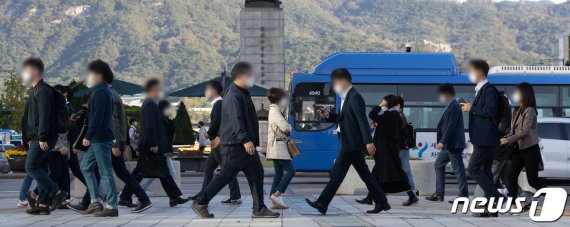 절기상 한로인 8일 오전 서울 세종대로 광화문사거리에서 출근길 시민들이 발걸음을 재촉하고 있다. 2020.10.8/뉴스1 © News1 이재명 기자