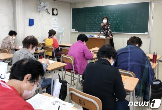 "글 모르는 게 부끄러워 거짓말하고 살았지"
