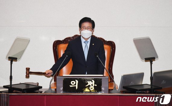382회 정기국회 개회식에서 의사봉을 두드리며 개의를 선언하는 박병석 국회의장. 2020.9.1/뉴스1 © News1 신웅수 기자