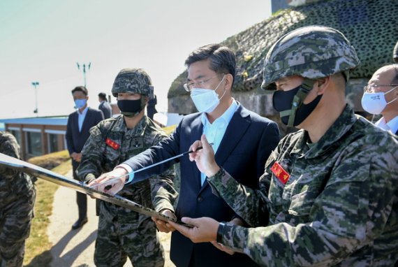 [서울=뉴시스] 서욱 국방부장관(가운데)이 9일 백령도 해병대 6여단에서 서북도서 방어를 위한 군사대비태세를 점검하고 있다. 2020.10.09. (사진=국방부 제공) /사진=뉴시스