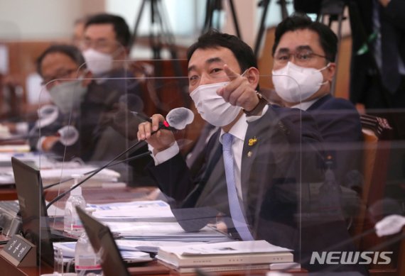 김용민 더불어민주당 의원이 지난 7일 오후 서울 여의도 국회에서 열린 법제사법위원회의 대법원에 대한 국정감사에서 질의하고 있다. (공동취재사진)