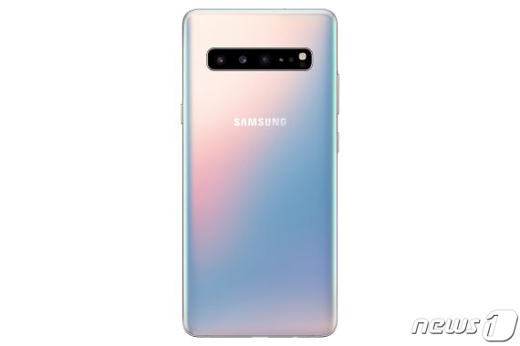 갤럭시 S10 5G 카메라 부위 가장 오른쪽에 심박센서가 있다. (삼성전자 제공) 2019.2.21/뉴스1