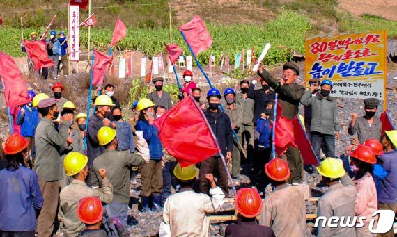 (평양 노동신문=뉴스1) = 북한 노동당 기관지 노동신문은 8일 "당 제8차 대회를 높은 정치적 열의와 노력적 성과로 맞이하기 위하여 연말까지 80일 전투를 벌리기로 하였다＂라며 함경도 수해복구 현장에 나가 있는 216사단을 조명했다. [국내에서만 사용가능. 재배포 금지. DB 금지. For Use Only in the Republic of Korea. Redistribution Prohibited] rodongphoto@news1.kr