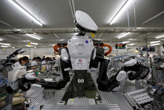 세계경제포럼(WEF)이 20일(현지시간) 보고서에서 로봇 도입이 일자리 증가에 도움이 된다고 평가했다. 2015년 7월 1일 일본 도쿄 북쪽 카조의 한 공장에서 로봇과 사람이 공동작업을 하고 있다. 사진=로이터뉴스1