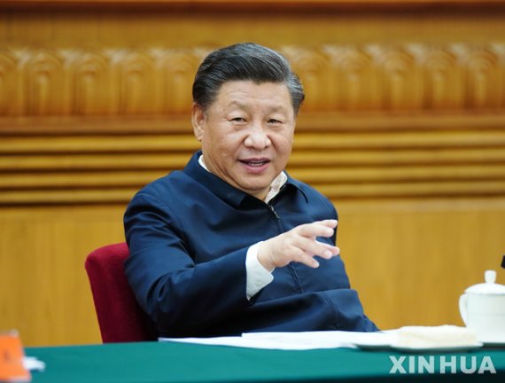 [베이징=신화/뉴시스]시진핑 중국 국가주석이 22일 중국 수도 베이징에서 중국 교육·문화·보건·체육 분야 전문가 와 관계자들이 참석한 심포지엄을 주재하고 있다. 시 주석은 이날 제14차 5개년 계획(2021~2025년) 기간 중 경제사회 발전에 대한 의견을 구한다는 발언을 했다. 2020.09.23.