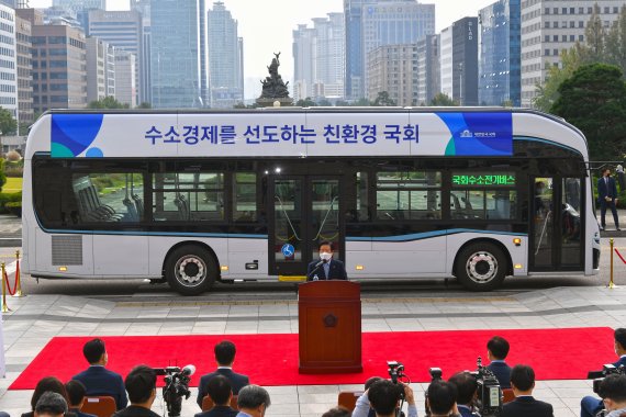 국회수소전기버스 시승식이 12일 오전 서울 여의도 국회 본관 앞에서 열려 박병석 국회의장이 인사말을 하고 있다. 사진=서동일 기자