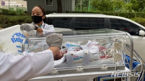[서울=뉴시스] 서울성모병원은 임신 25주 만에 초극소 미숙아로 태어난 주한 미군 자녀 네히미아 밀러(Nehemiah Miller·남)가 병원에서 한달간 집중 치료를 받고 본국으로 이송됐다고 12일 밝혔다.(사진 : 서울성모병원 제공). 2020.10.12.