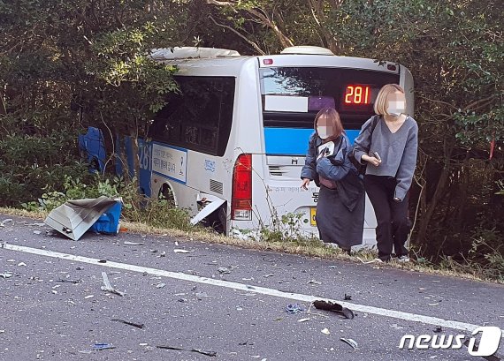 중앙선 넘은 승용차, 버스·SUV 연쇄 충돌…16명 부상