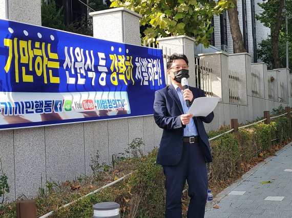 13일 오후 3시 서울 서초경찰서 정문 앞에서 열린 기자회견에서 김한메 사법정의 바로세우기 시민행동 상임대표가 발언을 이어가고 있다. /사진=김지환 인턴기자