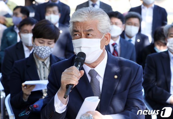 (울산=뉴스1) 윤일지 기자 = 국회 문화체육관광위원회 소속 이상헌 더불어민주당 의원이 13일 오후 울산 울주군 반구대암각화에서 열린 국정감사 현장시찰에서 질의하고 있다. /사진=뉴스1