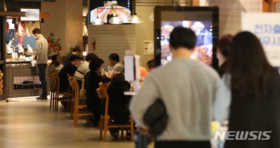 [서울=뉴시스] 고승민 기자 = 정부가 코로나19 확산 방지를 위한 사회적 거리두기 2단계를 1단계로 조정한 지난 12일 서울의 한 뷔페 식당을 찾은 시민들이 점심 식사를 하고 있다. 2020.10.12.kkssmm99@newsis.com