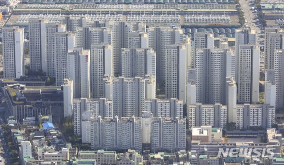 [서울=뉴시스] 박민석 기자 = 서울 송파구 롯데월드타워에서 바라본 아파트 밀집 단지 모습. 2020.10.05. mspark@newsis.com