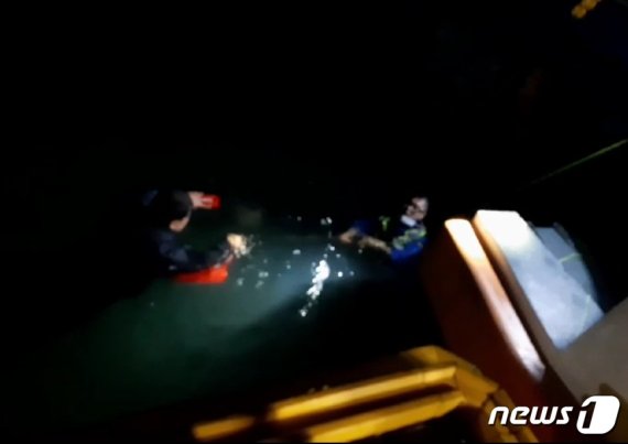 군산해경이 14일 오전 3시2분께 비응항 해상으로 빠진 50대 남성을 구조하고 있다.© 뉴스1