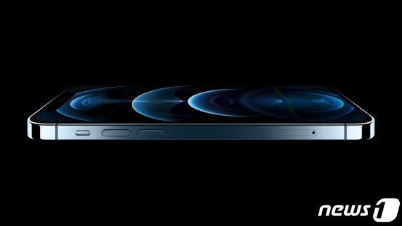 애플이 13일(현지시간) 5G 스마트폰인 아이폰12를 공개했다. 사진은 아이폰12 프로 퍼시픽 블루 © 뉴스1