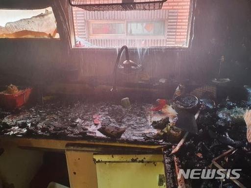 지난 14일 오전 11시16분께 인천시 미추홀구의 한 빌라 건물 2층에서 불이나 A군과 동생 B군이 중상을 입었다. 뉴시스