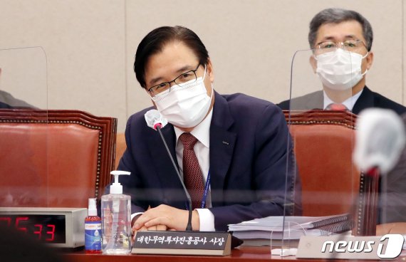 권평오 대한무역투자진흥공사(코트라) 사장이 13일 서울 여의도 국회에서 열린 산업통상자원중소벤처기업위원회의 대한무역투자진흥공사·한국무역보험공사 등에 대한 국정감사에서 발언하고 있다. 2020.10.13/뉴스1 © News1 박세연 기자