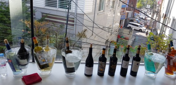 와인리뷰가 지난 13일 서울 용산구 회나무로 남산와이너리에서 개최한 포르투갈 와인 시음회에 선보인 와인들이 서빙에 앞서 한지리에 모여 있다.