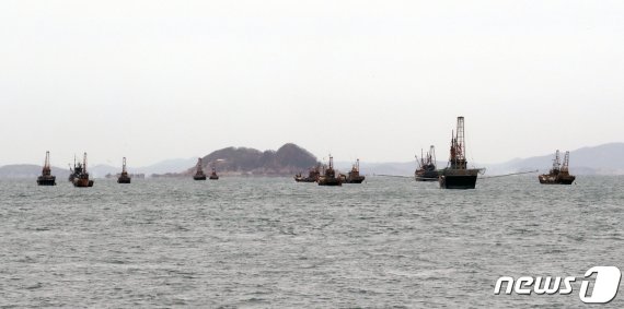 14일 인천 연평도 북측 서해 북방한계선(NLL) 해역에서 중국어선들이 불법조업을 벌이고 있다. 2020.10.14/뉴스1 © News1 박세연 기자