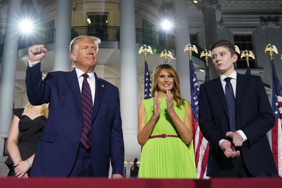 지난 8월 27일 미국 워싱턴DC 백악관에서 도널드 트럼프 미국 대통령과 멜라니아 트럼프 영부인, 배런 트럼프(왼쪽부터)가 함께 사진을 찍고 있다.AP뉴시스