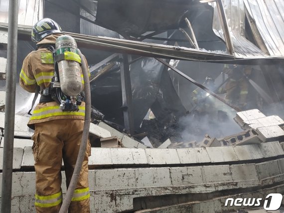 15일 오전 6시 39분쯤 인천 남동구 고잔동의 한 의류용부직포 제조 공장에서 불이 났다. 소방관이 화재를 진압하고 있다. /사진=뉴스1