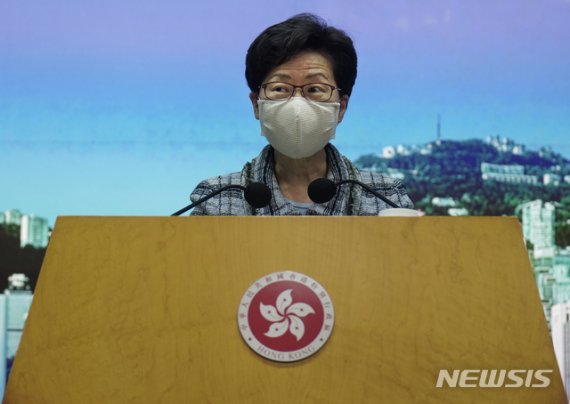[홍콩=AP/뉴시스]캐리 람 홍콩 행정장관이 12일 홍콩에서 열린 기자회견 중 기자의 질문을 듣고 있다. 람 장관은 베이징을 방문해 중앙정부에 홍콩의 경제 회복을 위한 지원책을 논의할 것이라며 14일 예정된 연례 정책 연설을 그 이후로 연기한다고 밝혔다. 2020.10.12.