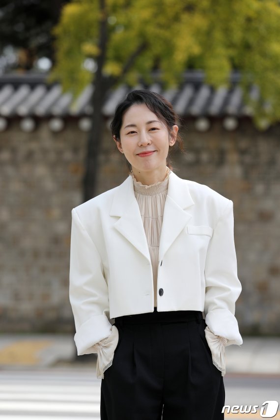 배우 강말금이 15일 서울 종로구 경복궁 인근 카페에서 열린 뉴스1과의 인터뷰에 앞서 포즈를 취하고 있다. 강말금은 최근 종영한 OCN 주말극 '미씽: 그들이 있었다'에 출연해 가슴 절절한 모성애를 섬세하게 표현해내며 호평을 받았다. 2020.10.15/뉴스1 © News1 김진환 기자