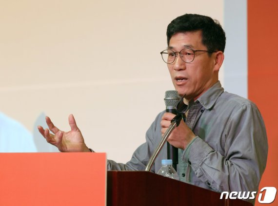 진중권 “사기꾼과 법무장관이 ‘원팀’..한국이 유일”[전문]
