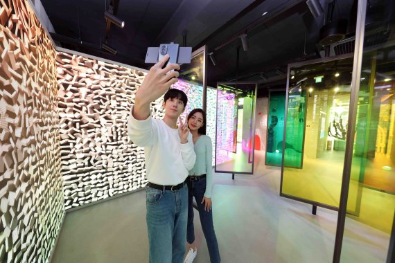 15일 LG유플러스의 복합 문화공안 '일상비일상의틈'에 들른 관람객이 4층 '시현하다' 스튜디오에서 스냅샷을 찍고 있다. LG유플러스 제공