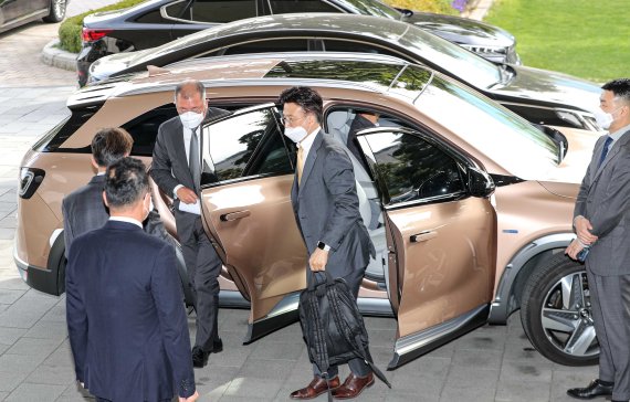 정의선 현대자동차그룹 회장이 15일 제2차 수소경제위원회에 참석하기 위해 타고 온 수소전기차. 사진공동취재단