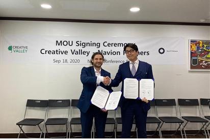 <조성한 ㈜내비온 대표(사진 오른쪽)과 얀 고즐란 크리에이티브 밸리 대표가 스타트업 성장 지원을 위한 업무협약을 체결하고 있다. △△사진 제공=㈜내비온>