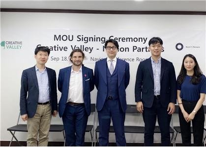 <지난 9월 18일 서울 서초구 ㈜내비온 컨퍼런스룸에서 열린 협약식에서 ㈜내비온, 크리에이티브 밸리 관계자가 기념촬영을 하고 있다. △△사진 제공=㈜내비온>