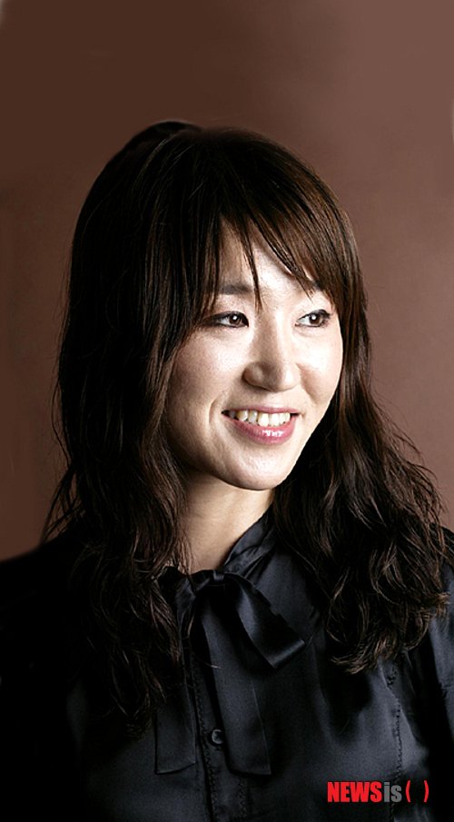 김이듬 '히스테리아' 美 번역상 최초 2관왕 수상