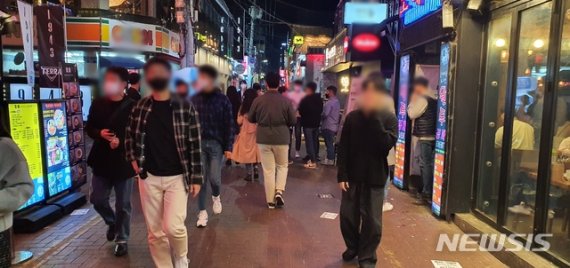 [대구=뉴시스]이은혜 기자 = 코로나19 예방 사회적 거리 두기 1단계 완화 후 첫 금요일인 16일 밤 대구 중구 동성로가 시민들로 가득 차 있다. 2020.10.16. ehl@newsis.com