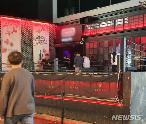 [대구=뉴시스]이은혜 기자 = 코로나19 예방 사회적 거리 두기가 1단계로 완화된 후 첫 금요일인 16일 밤 시민들이 대구 중구 동성로의 한 클럽에 들어가고 있다. 2020.10.16. ehl@newsis.com