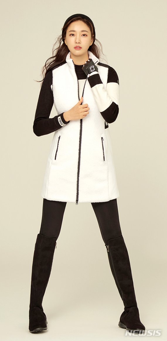 [서울=뉴시스] 골프웨어 브랜드 와이드앵글은 올 가을/겨울(F/W) 트렌드인 '플리스' 소재를 적용한 여성용 골프웨어를 출시했다. (사진=와이드앵글 제공)