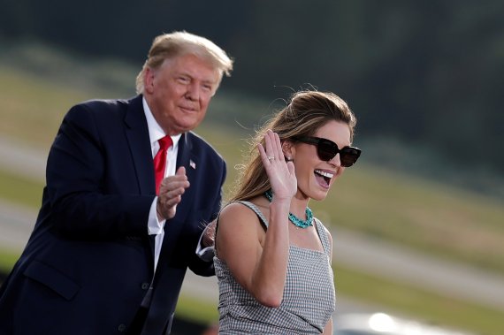 White House adviser Hope Hicks waves near of U.S. President Donald Trump during a campaign rally at Ocala International Airport in Ocala, Florida, U.S., October 16, 2020.로이터뉴스1