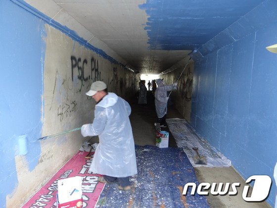 울산 동구 대송동 주민자치회원들이 벽산아파트 옆 터널 돟색작업을 하고 있다. © News1