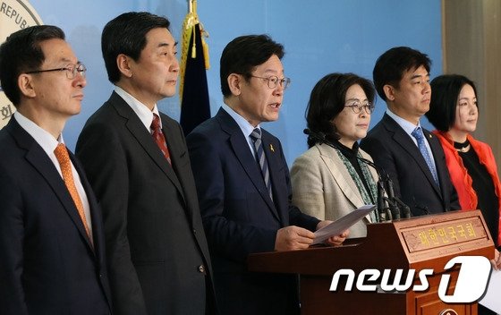 지난 2017년 3월, 이재명 당시 더불어민주당 대선후보가 국회 정론관에서 기자회견을 하고 있다. 왼쪽부터 정성호 의원, 이종걸 전 의원, 이재명 경기지사, 유승희 전 의원, 김병욱 의원, 제윤경 전 의원. 사진=뉴스1